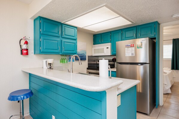 Refrigerador, microondas, horno y parrilla de estufa 