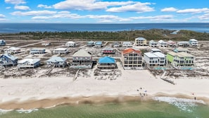 On the beach - Recently Updated, Gulf Front 3 Bd/2+ Ba, one level gulf front home w/great rates (Gulf Shores)