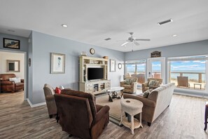 Una Smart TV, un reproductor de DVD, una videoteca