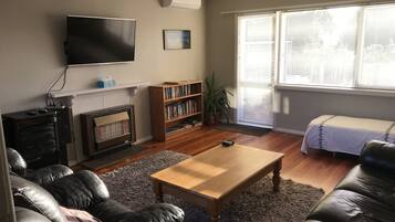 Smart-tv, böcker och en stereo