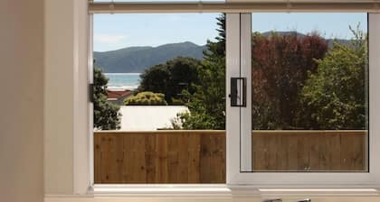 Classic 50âs Beach Bach - Handy to Everything