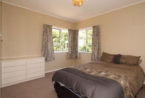 2 bedrooms, iron/ironing board, free WiFi