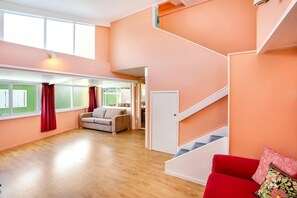 Smart TV, fireplace, DVD player, books - Absolute Beachfront Holiday Home! (Waiwera)