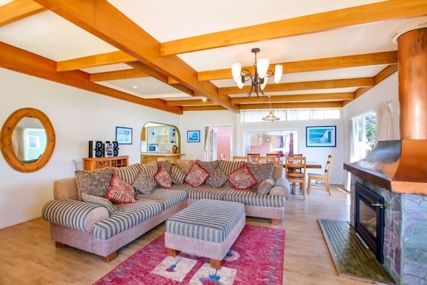 Smart TV, lareira, DVD player, livros