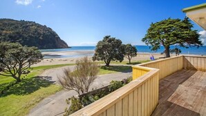 Ein Balkon mit Blick auf Strand und Meer.