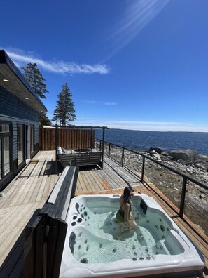 Outdoor spa tub