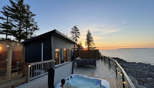 Tiny Oceanfront Retreat - Hot and Sauna
