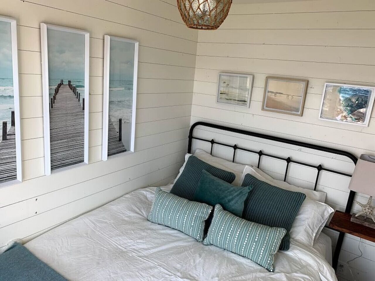 1 habitación, tabla de planchar con plancha y cuna de viaje 