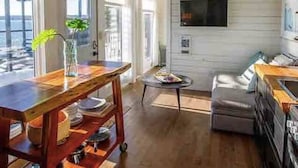 Una cocina amplia con suelo de madera, una mesa de comedor y un sofá.
