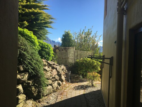 Privat und friedlich in Central Queenstown mit Parkplatz abseits der Straße.