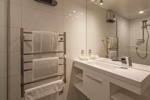Dusche, Haartrockner, Handtücher, Seife