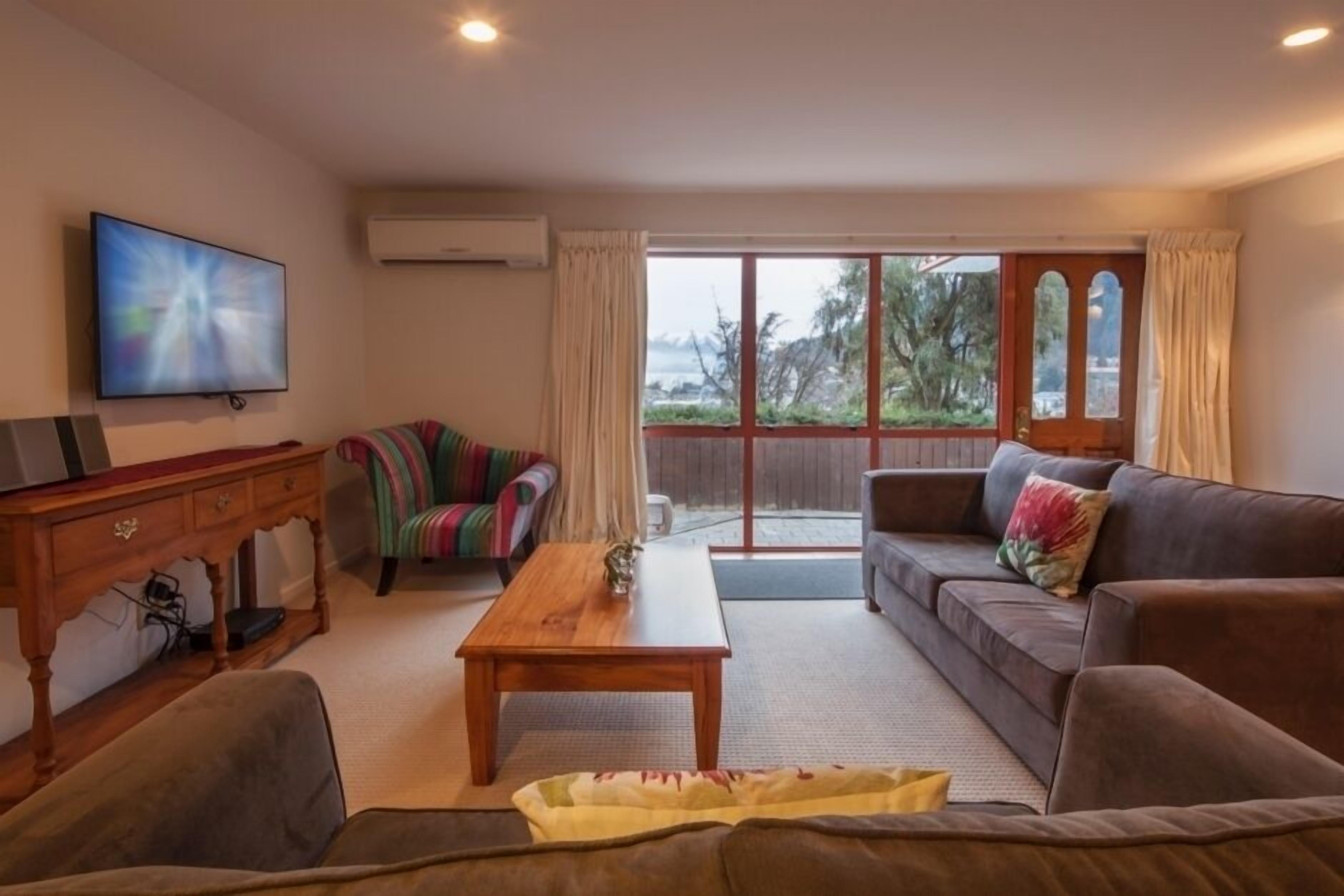 Smart TV, books, stereo