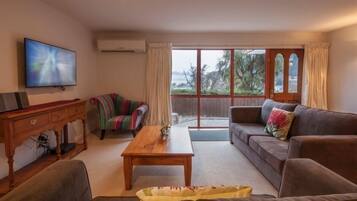 Smart TV, books, stereo