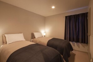 2 slaapkamers, een strijkplank/strijkijzer, reisbedje, gratis wifi
