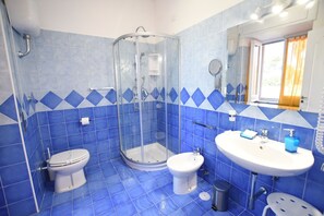 Habitación Confort, vistas al jardín | Baño | Cabezal de ducha tipo lluvia y artículos de higiene personal gratuitos