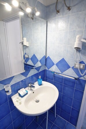 Habitación Confort, vistas al jardín | Baño | Cabezal de ducha tipo lluvia y artículos de higiene personal gratuitos