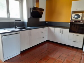 Een koelkast, een magnetron, een oven, een kookplaat
