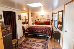 WiFi, bed sheets - Relax in a Cozy Hideaway for Two, close to everything, and pet friendly. (Sedona)