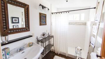 Een douche, een haardroger, handdoeken, zeep