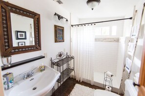 Douche, séchoir à cheveux, serviettes fournies, savon