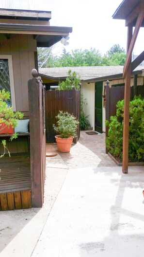 Property grounds - Relax in a Cozy Hideaway for Two, close to everything, and pet friendly. (Sedona)