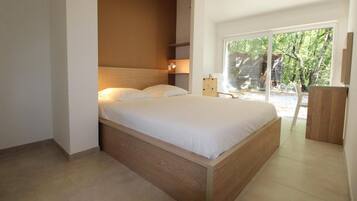 3 slaapkamers, een bureau, een strijkplank/strijkijzer, reisbedje