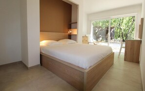 3 bedrooms, desk, iron/ironing board, travel crib - Farmhouse for 6 people with heated swimming pool, jacuzzi, sauna south of France (Labastide de Virac)