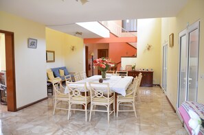 In-room dining - Villa Radani (Trou d'Eau Douce)