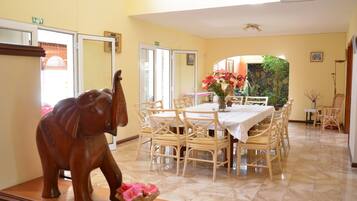 Deluxe Villa (Danielle) | In-room dining