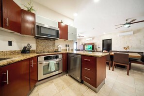 Geladeira, micro-ondas, fogão, cooktop