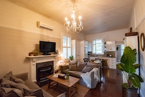Smart TV, fireplace, DVD player, books - Provincial luxury in your own private, family and pet-friendly home (Narrandera)