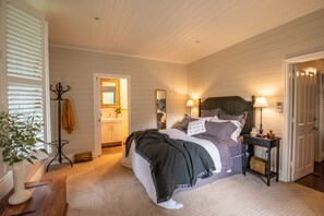 2 bedrooms, iron/ironing board, WiFi, bed sheets - Provincial luxury in your own private, family and pet-friendly home (Narrandera)