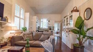 Un salon spacieux avec un canapé, une table basse et une plante en pot.