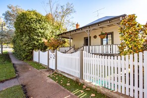 Exterior - Provincial luxury in your own private, family and pet-friendly home (Narrandera)