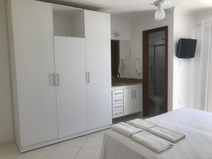 Casa família | Escrivaninha, cortinas blackout, Wi-Fi de cortesia, roupa de cama