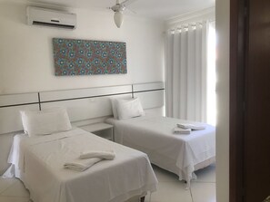 Casa família | Escrivaninha, cortinas blackout, Wi-Fi de cortesia, roupa de cama