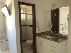 Family House | Bathroom | Shower, rainfall showerhead, towels - Casa de ferias do J.Deus (Porto Seguro)