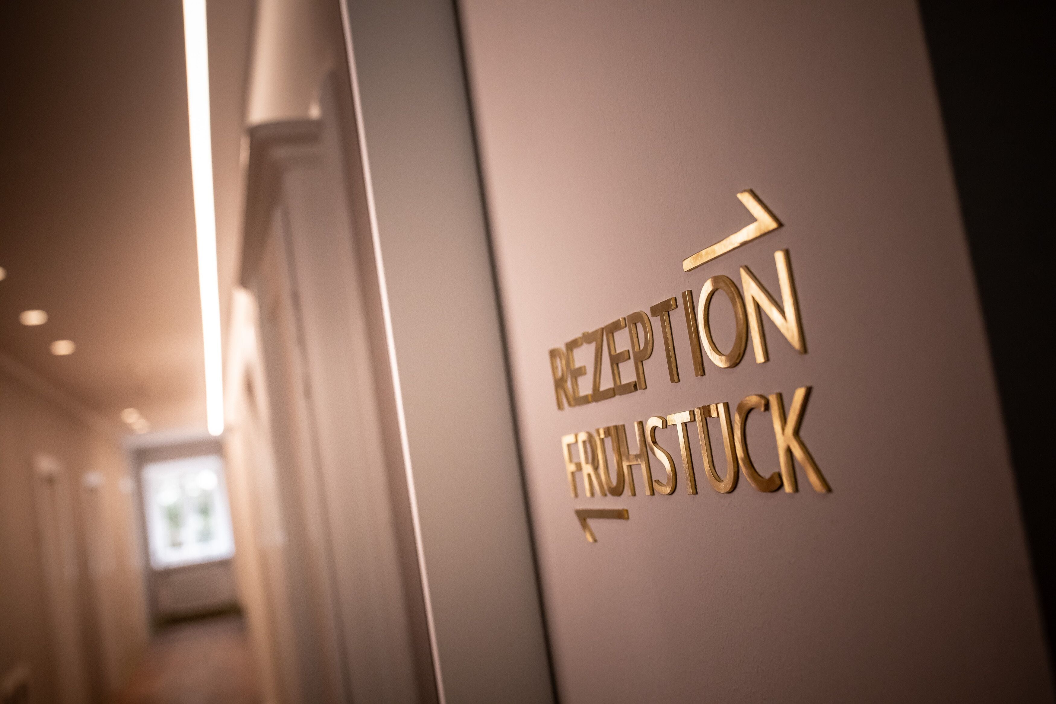 A reception desk with a sign that reads "RECEPTION FRUHSTUCK".