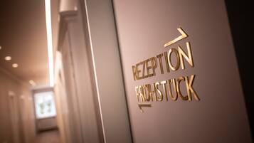 A reception desk with a sign that reads "RECEPTION FRUHSTUCK".