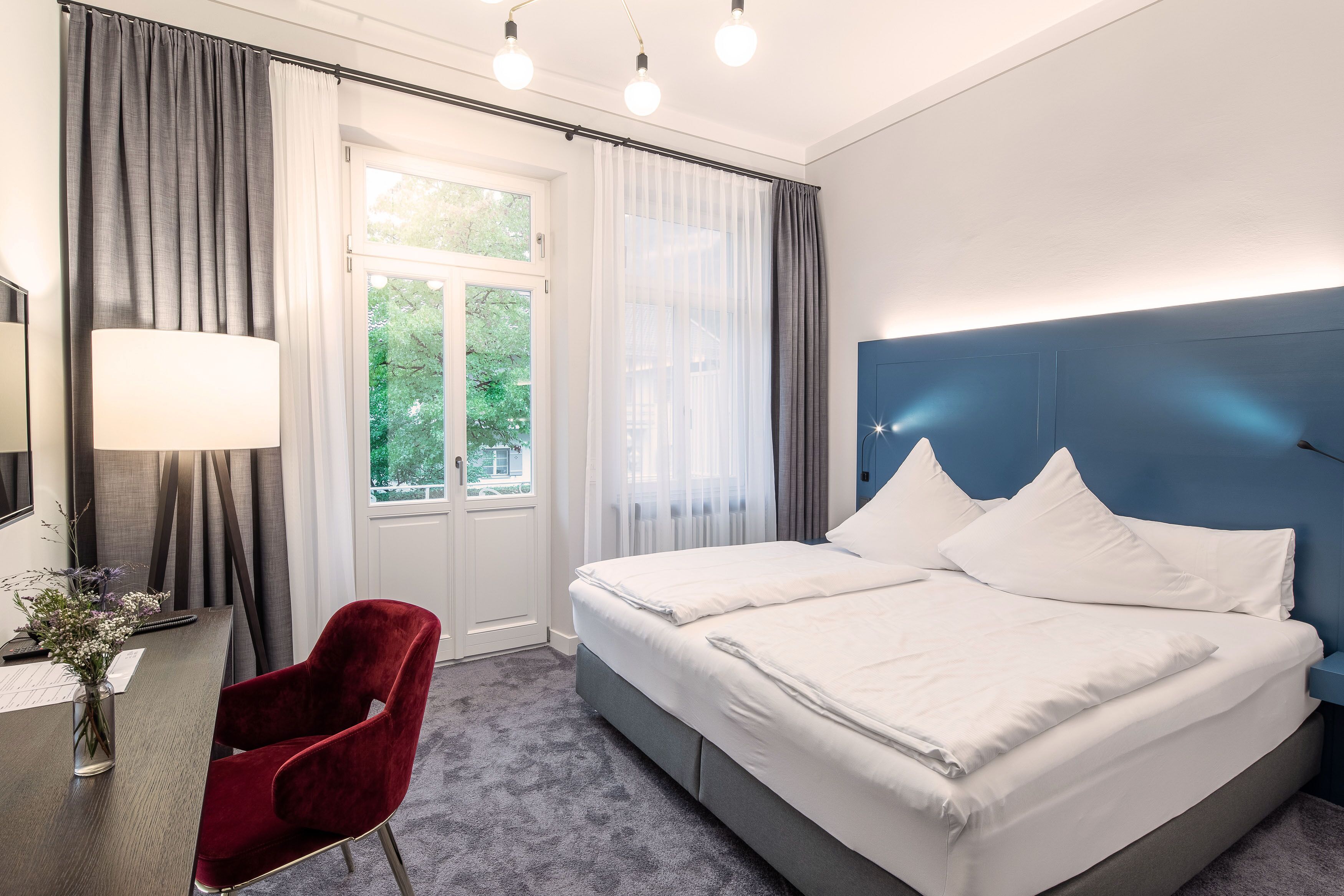 Superior-Doppelzimmer, 1 King-Bett, Balkon, Bergblick | Wohnbereich | 40-Zoll-Flachbildfernseher mit Satellitenempfang, Fernseher