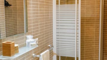 Doppia Deluxe | Bagno | Doccia, set di cortesia gratuito, asciugacapelli, bidet