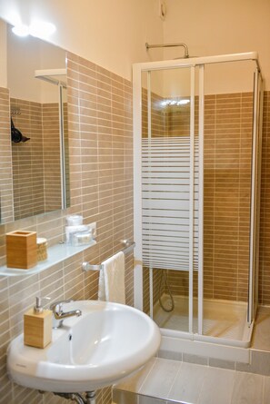 Deluxe Double Room | Bathroom | Shower, free toiletries, hair dryer, bidet - B&B Portafortuna Lucky Charm (Salerno)