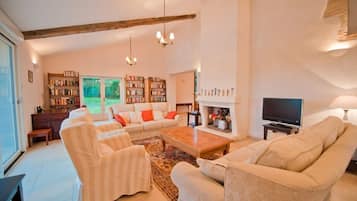 TV, fireplace, DVD player, books