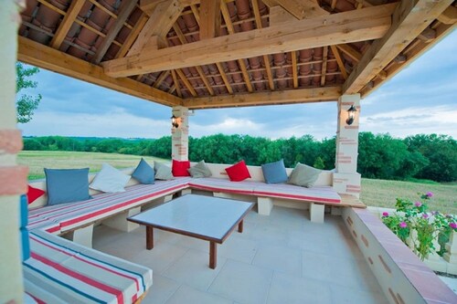 Suuri talo täysin remontoitu allas