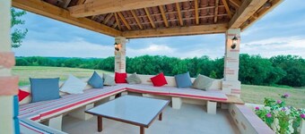 Large, completely renovated country house with swimming pool