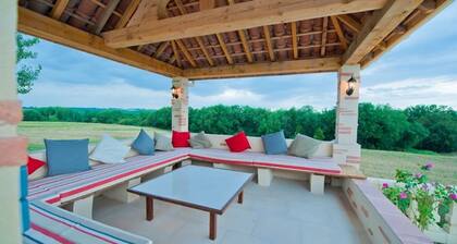 Suuri talo täysin remontoitu allas