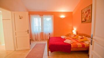 7 slaapkamers, een strijkplank/strijkijzer, beddengoed