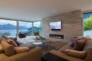 Smart TV, fireplace, Netflix, books - Papillon | Queenstown Hill Luxury | Stunning Lake Views (Queenstown)