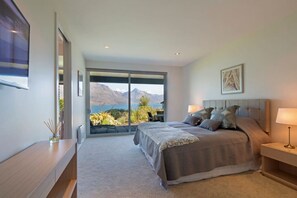 4 bedrooms, premium bedding, desk, iron/ironing board - Papillon | Queenstown Hill Luxury | Stunning Lake Views (Queenstown)