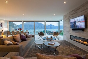 Smart TV, fireplace, Netflix, books - Papillon | Queenstown Hill Luxury | Stunning Lake Views (Queenstown)
